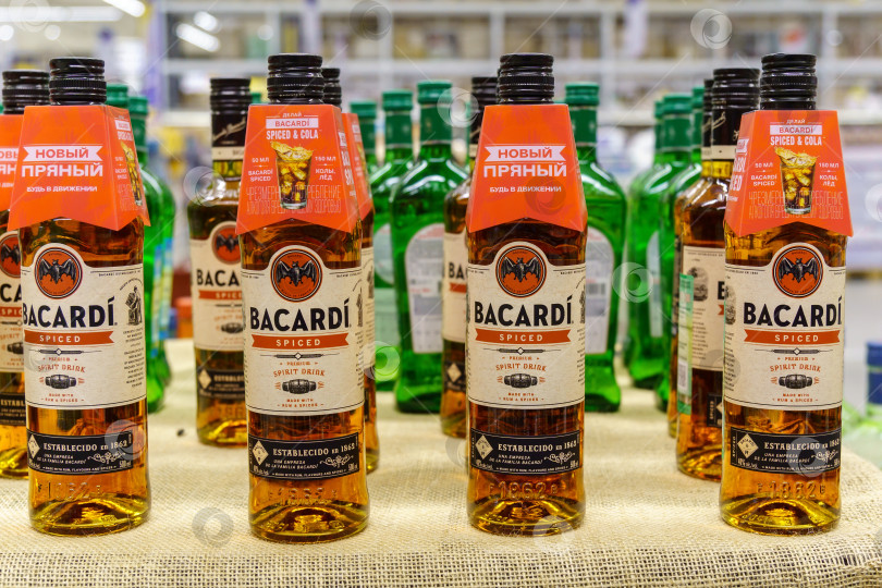 Скачать Волжский, Россия - 21 сентября 2021 года: Бутылки рома Bacardi spiced в магазине фотосток Ozero