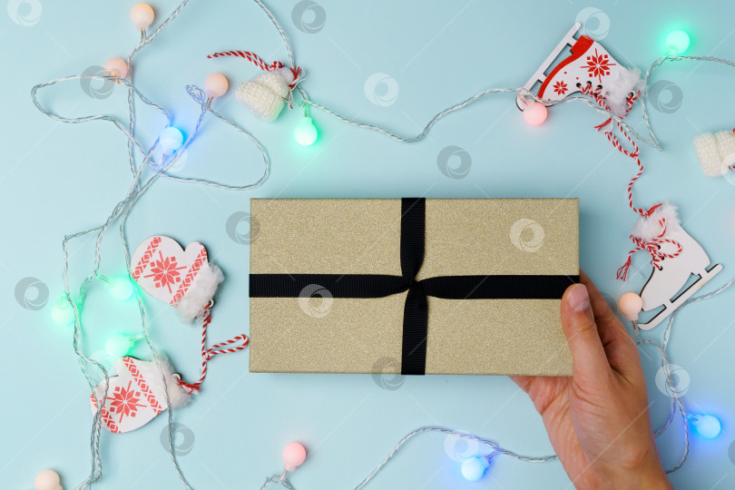 Скачать Рождественская подарочная коробка к новогодним праздникам на голубом пастельном фоне. фотосток Ozero