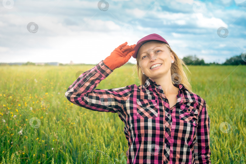 Скачать улыбающаяся женщина-сельскохозяйственный работник на фоне поля фотосток Ozero