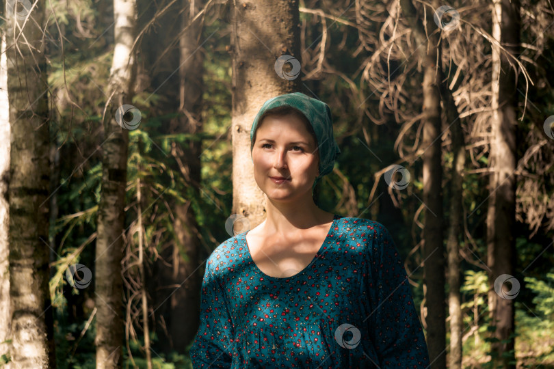 Скачать молодая женщина в народной крестьянской одежде в хвойном лесу фотосток Ozero