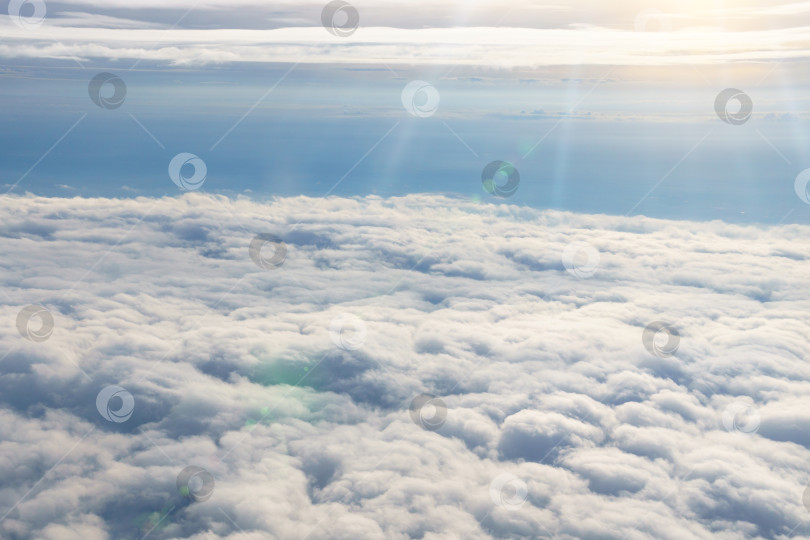 Скачать Облака сияли сверху вместе с солнцем. Вид с самолета. Предыстория, концепция приключенческого путешествия фотосток Ozero