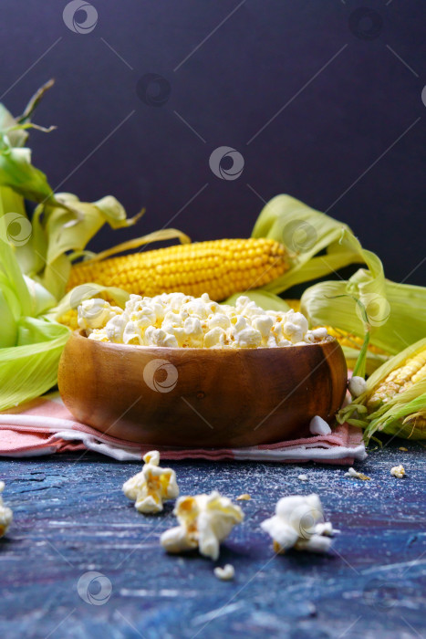 Скачать Свежая кукуруза и попкорн в початках на черном фоне. Вертикальная фотография. Копировальное пространство фотосток Ozero