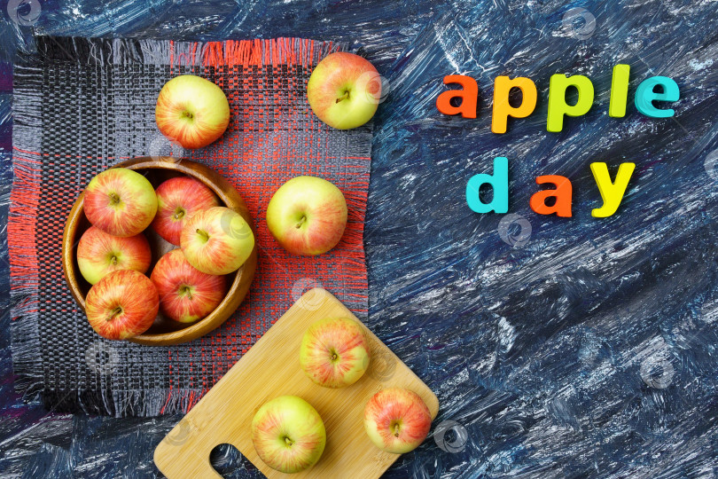 Скачать 21 октября отмечается национальный праздник яблок. Красные яблоки на темном фоне. Вид сверху фотосток Ozero