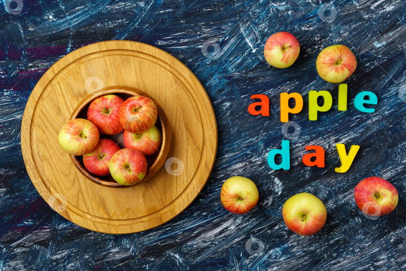 Скачать День яблока 21 октября. Сбор урожая яблок на темном фоне вид сверху фотосток Ozero