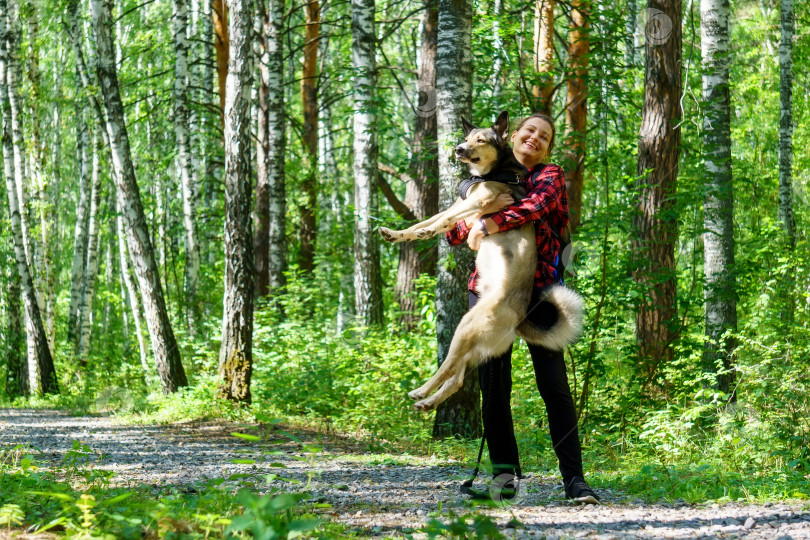 Скачать Счастливая молодая женщина, проводящая время с собакой на природе, концепция домашнего очага фотосток Ozero