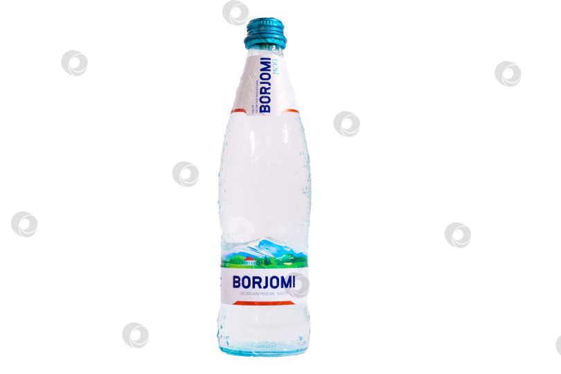 Скачать Тюмень, Россия - 25 мая 2021 года: "Боржоми" - минеральная вода в стеклянных бутылках крупным планом. выделенный на белом фоне фотосток Ozero