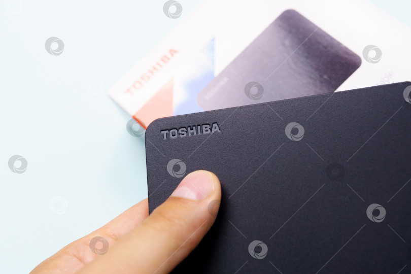 Скачать Тюмень, Россия - 24 августа 2021 года: Жесткий диск Toshiba USB 3.0 canvio basics объемом 2 ТБ. Избирательный фокус фотосток Ozero