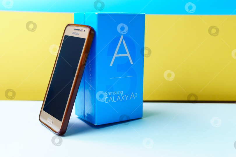 Скачать Тюмень, Россия - 24 августа 2021 года: смартфон Samsung Galaxy A3. Samsung Group - южнокорейская компания фотосток Ozero