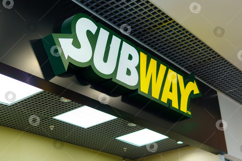 Скачать Тюмень, Россия- 12 августа 2021 года: логотип магазина-ресторана Subway sandwich крупным планом фотосток Ozero