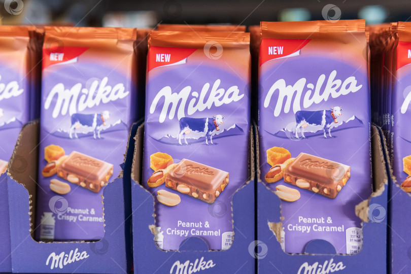 Скачать Тюмень, Россия - 08 июня 2021 г.: Milka - швейцарский бренд шоколадных кондитерских изделий, производимых на международном уровне компанией Mondelez International фотосток Ozero