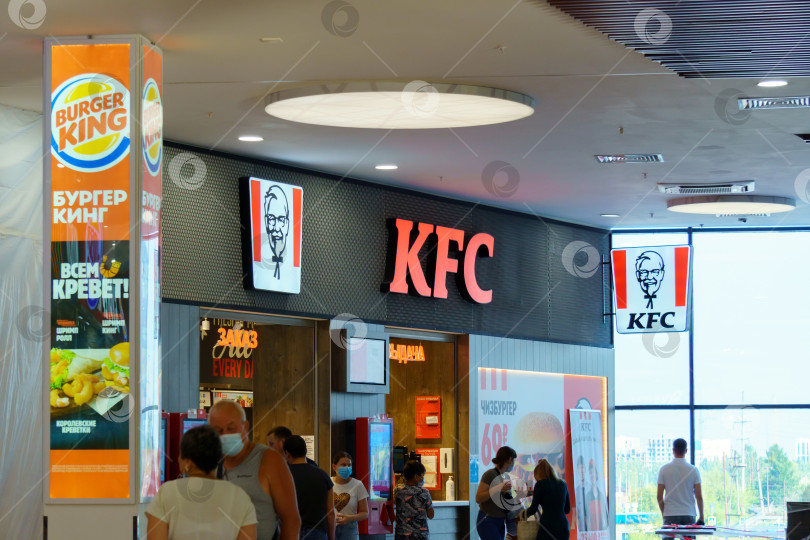 Скачать Тюмень, Россия- 01 августа 2021 года: Ресторан быстрого питания KFC в торговом центре фотосток Ozero