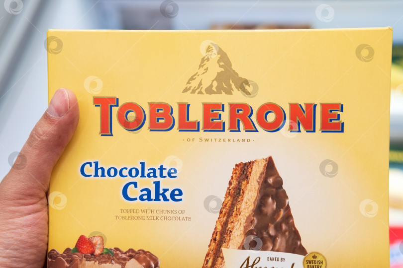 Скачать Тюмень, Россия - 08 июня 2021 года: логотип Toblerone крупным планом. Toblerone - швейцарский бренд шоколадных батончиков фотосток Ozero