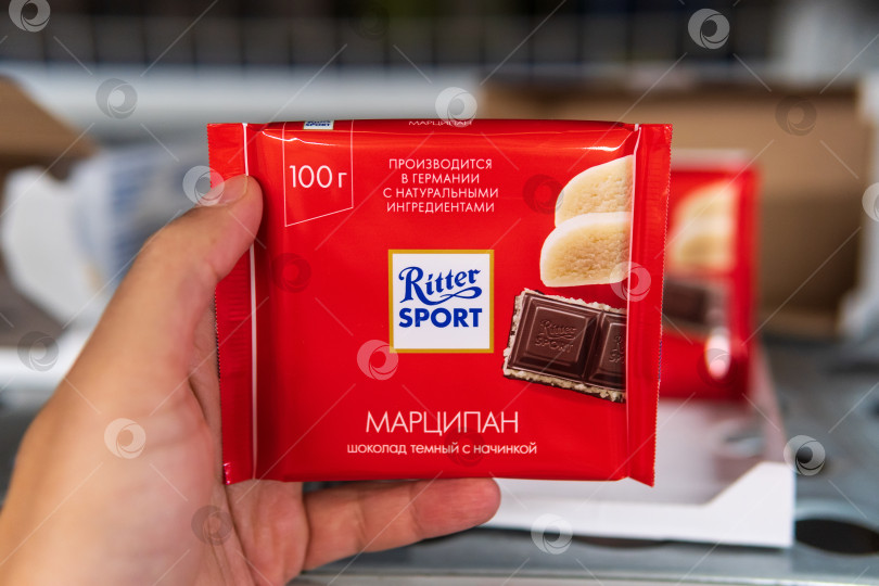 Скачать Тюмень, Россия - 08 июня 2021 года: Шоколад Ritter sport с марципаном на полках гипермаркета. Избирательный фокус фотосток Ozero