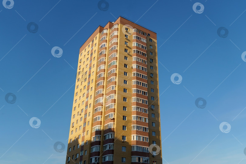 Скачать Тюмень, Россия - 31 августа 2021 года: Архитектура. Строительство нового многоэтажного кирпичного дома с окнами, вид снизу фотосток Ozero