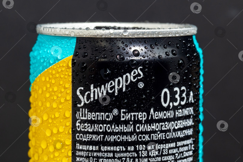 Скачать Тюмень, Россия - 25 мая 2021 года: Крупный план логотипа Schweppes. фотосток Ozero