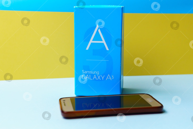 Скачать Тюмень, Россия - 24 августа 2021 года: мобильный смартфон Samsung Galaxy A3. Избирательный фокус фотосток Ozero