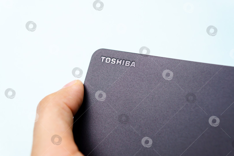 Скачать Тюмень, Россия - 24 августа 2021 года: Жесткий диск Toshiba USB 3.0 canvio basics объемом 2 ТБ. Избирательный фокус фотосток Ozero