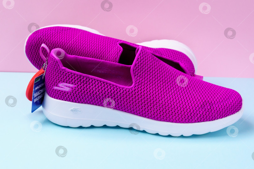Скачать Тюмень, Россия- 27 августа 2021 года: Женские слипоны Skechers Go Walk Joy фиолетового цвета. Skechers USA, Inc. - это американский стиль жизни фотосток Ozero