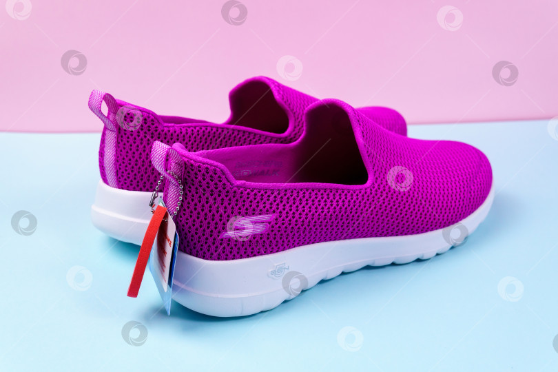 Скачать Тюмень, Россия- 27 августа 2021 года: Женские слипоны Skechers Go Walk Joy фиолетового цвета. Skechers USA, Inc. - это американский стиль жизни фотосток Ozero