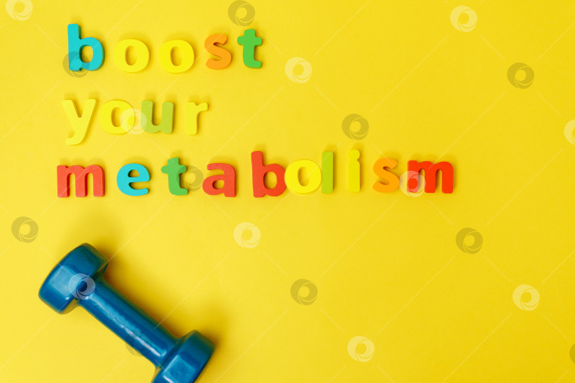 Скачать Повысьте эффективность своего метаболизма в концепции здорового образа жизни. Вид сверху на желтом фоне. Спорт, гантели фотосток Ozero