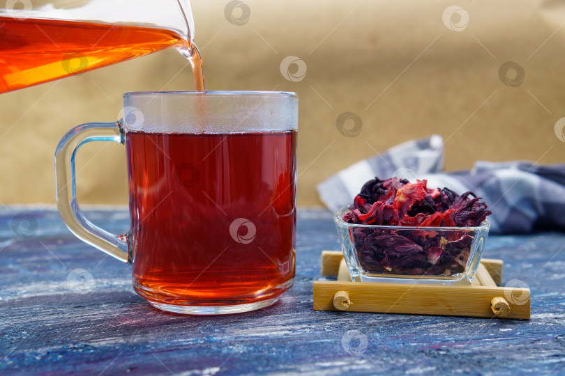 Скачать Травяной чай из красного гибискуса красный цветок гибискуса и сухой травяной чай. фотосток Ozero