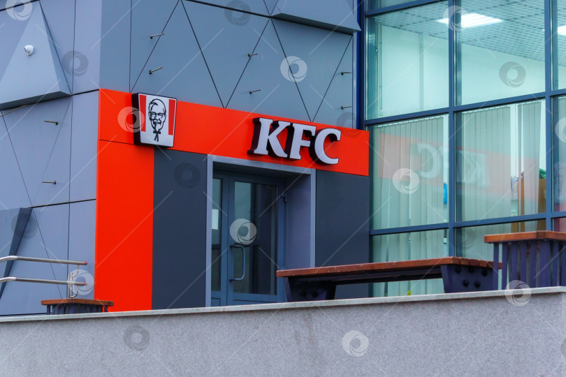 Скачать Тюмень, Россия - 09 августа 2021 года: ресторан быстрого питания KFC. Жареный цыпленок по-Кентуккийски KFC. фотосток Ozero