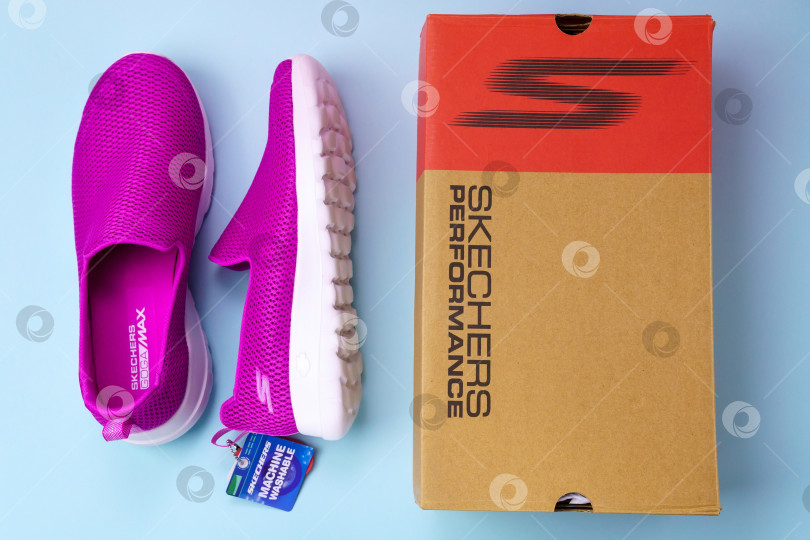 Скачать Тюмень, Россия- 27 августа 2021 года: Женские слипоны Skechers Go Walk Joy фиолетового цвета. Skechers USA, Inc. - это американский стиль жизни фотосток Ozero