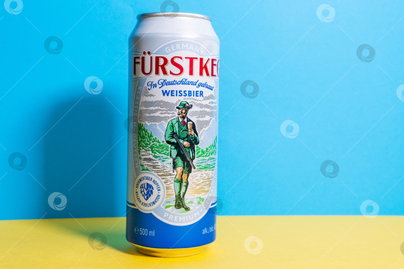 Скачать Тюмень, Россия - 25 мая 2021 года: пиво furstkeg Weissbier от пивоварни OeTTinger. логотип фотосток Ozero