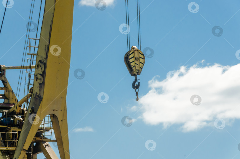 Скачать Морской грузовой кран на фоне голубого неба фотосток Ozero