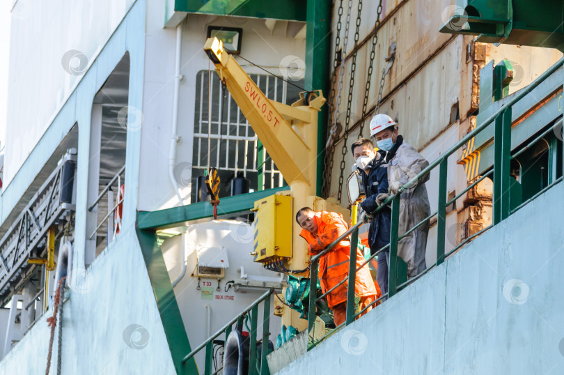 Скачать Россия, Санкт-Петербург, май 2021 года: моряки на палубе нефтяного танкера фотосток Ozero