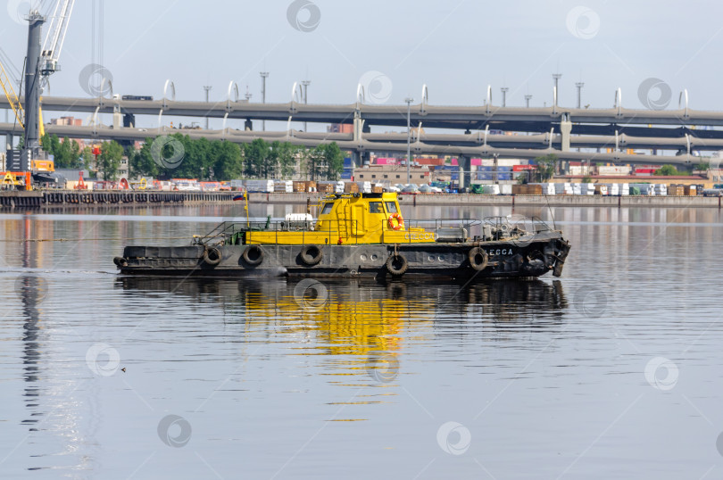 Скачать Россия, Санкт-Петербург, май 2021 года: Морской грузовой порт, краны и суда фотосток Ozero