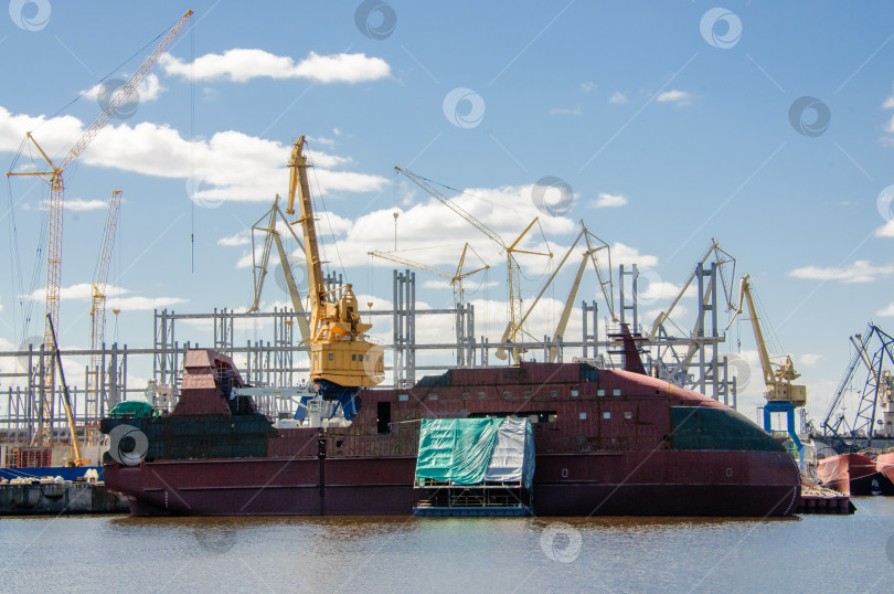 Скачать Россия, Санкт-Петербург, май 2021 года: Строящееся судно в бухте порта Санкт-Петербург фотосток Ozero