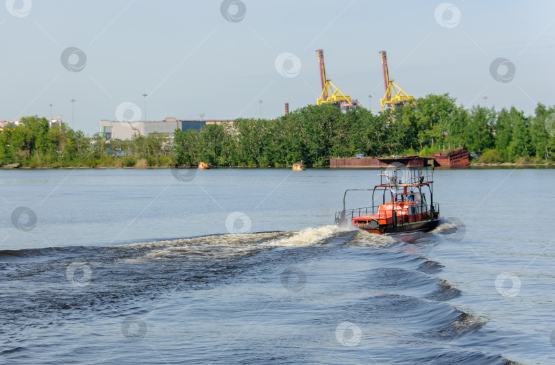 Скачать Россия, Санкт-Петербург, май 2021 года: Лоцманский катер в морском грузовом порту фотосток Ozero