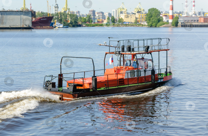 Скачать Россия, Санкт-Петербург, май 2021 года: Лоцманский катер в морском грузовом порту фотосток Ozero