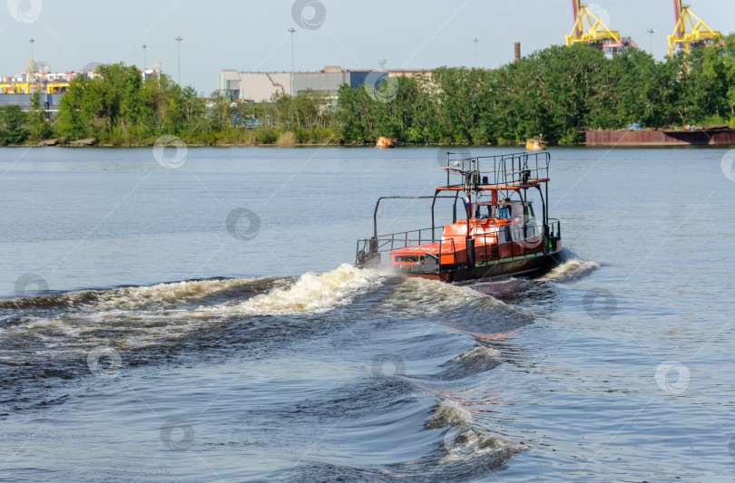 Скачать Россия, Санкт-Петербург, май 2021 года: Лоцманский катер в морском грузовом порту фотосток Ozero