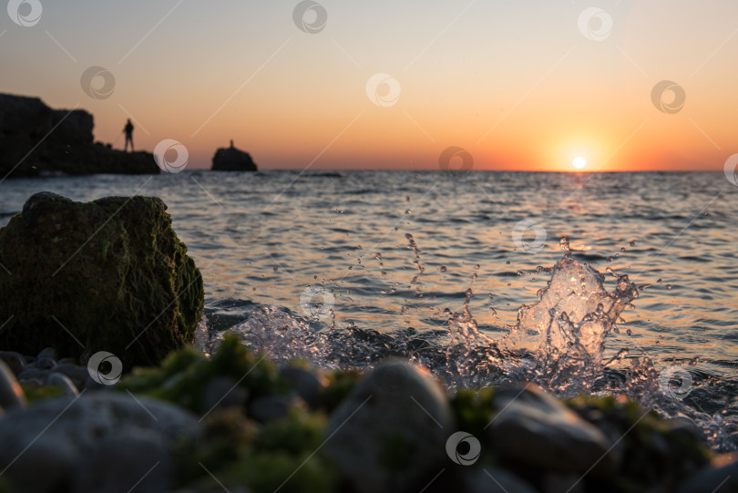 Скачать морское побережье и скалы над морем во время заката. Прекрасный морской пейзаж фотосток Ozero