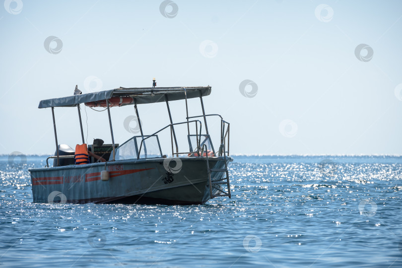 Скачать Крым, Балаклава, 15 сентября 2019 года: прогулочный катер с туристами на воде фотосток Ozero