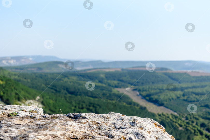 Скачать Летний природный ландшафт. Вид с высоких гор вниз фотосток Ozero