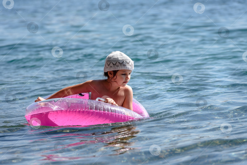Скачать Крым, Севастополь, 15 сентября 2019 года: ребенок купается в море-пляжный отдых в Крыму фотосток Ozero