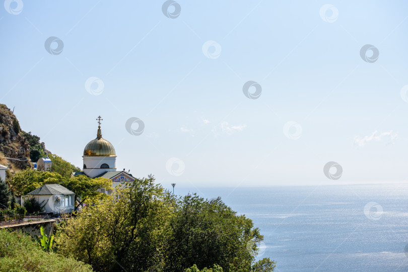 Скачать Крым, Балаклава, 15 сентября 2019 года: монастырь Святого Георгия и Яшмовый пляж, вид сверху фотосток Ozero