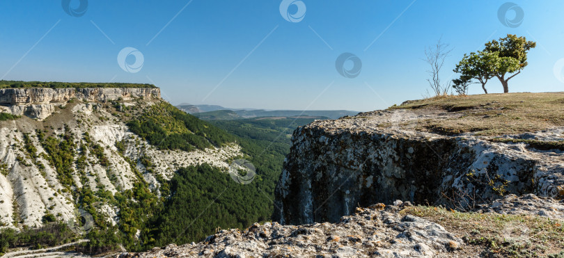 Скачать Летний природный ландшафт. Вид с высоких гор вниз фотосток Ozero