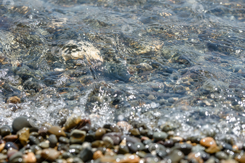 Скачать Мокрая галька и морские волны - текстура морского побережья. фотосток Ozero