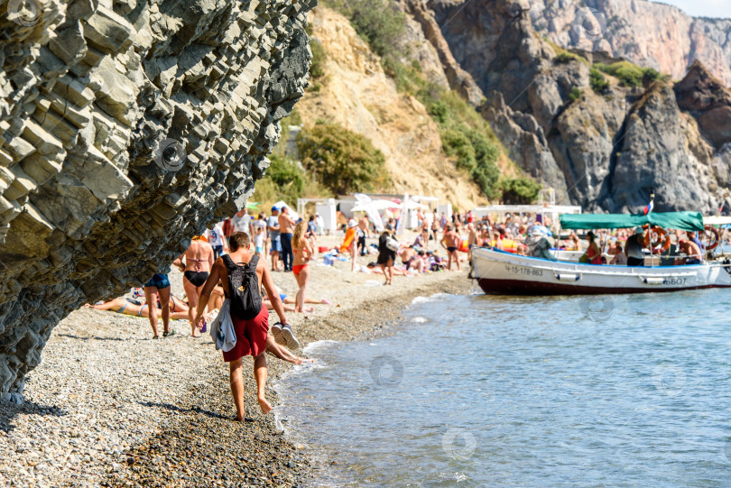 Скачать Крым, Балаклава, 15 сентября 2019 года: прогулочный катер с туристами на воде фотосток Ozero
