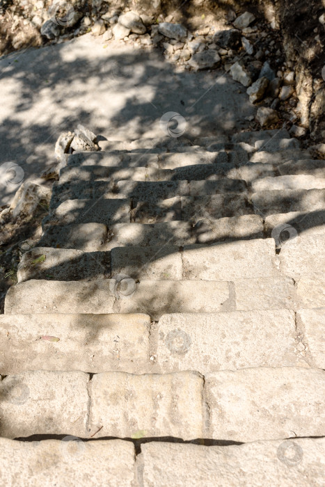Скачать Крым, Балаклава, 15 сентября 2019 года: каменная лестница на один из черноморских пляжей в Крыму. Концепция пляжного отдыха. фотосток Ozero