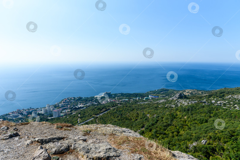 Скачать Крым, Балаклава, 15 сентября 2019 года: вид сверху на Черное море. Морской пейзаж летом фотосток Ozero