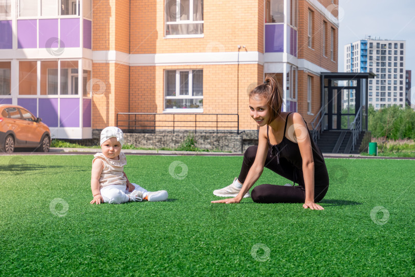 Скачать мама и ребенок гуляют и играют в городском дворе фотосток Ozero