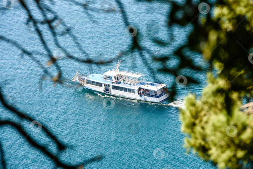 Скачать Крым, Балаклава, 15 сентября 2019 года: вид сверху на Черное море. Морской пейзаж летом фотосток Ozero