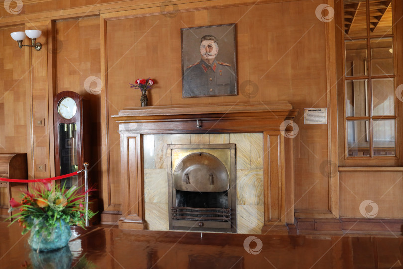 Скачать СОЧИ, РОССИЯ - 26 мая 2023 года: Портрет Сталина в зале с камином на даче Сталина. фотосток Ozero