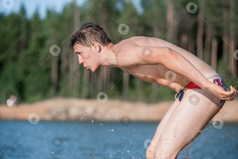 Скачать мальчик, мальчик готовится нырнуть в реку фотосток Ozero