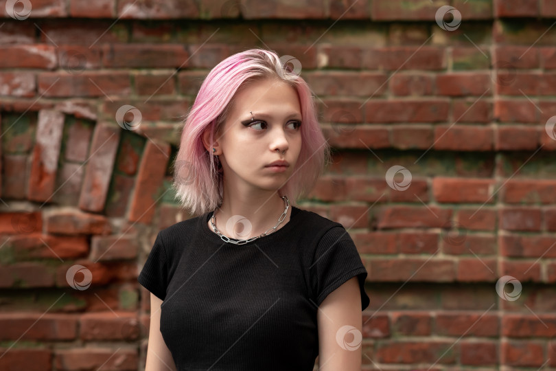 Скачать портрет девочки-подростка с розовыми волосами на фоне кирпичной стены фотосток Ozero